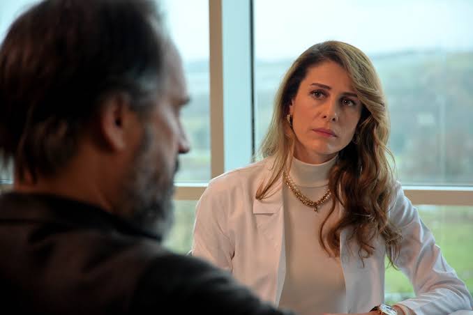 Ebru Özkan Saban, actriţa din „Pe mâini bune”, destin ca în filme De la vânzarea biletelor de autobuz la faima mondială - KFetele