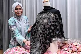 All categories bawal instant shawl tudung kids tudung sarung tudung uniform. Tudung Bawal Exclusive Swarovski Bernilai Rm50 000 Termahal Di Dunia