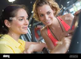 ritratto di donna con allenatore Foto stock