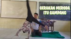 Cara melakukan meroda berdiri sikap menyamping arah gerakan, kedua kaki dibuka sedikit lebar, kedua tangan lurus ke atas serong ke samping (menyerupai huruf v) dan pandangan ke depan. Posisi Badan Saat Melakukan Gerakan Meroda