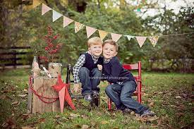 Set Up For Outdoor Holiday Session Christmas Photoshoot Family Christmas Pictures Christmas Portraits