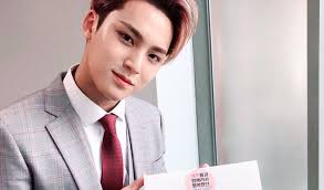 Seventeen's mingyu became a trainee in 2011, and made his debut with seventeen in 2015. Seventeen S Mingyu Bids Farewell As Sbs Inkigayo Mc With Macarons And Polaroids To Fans Kpopmap Kpop Kdrama And Trend Stories Coverage