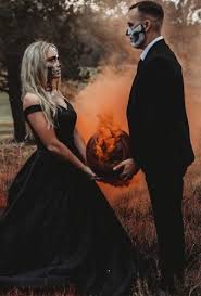 Having a halloween themed wedding can be super fun and enjoyable for all involved. Hot Or Not 33 Halloween Wedding Ideas For Daring Couples
