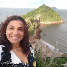 Uma vez, na Bahia, parei pra comer num restaurante à beira-mar. Pedi um PF  e, juro, nunca comi um feijão tão gostoso em toda a minha vida. Era tão  bom, mas tão