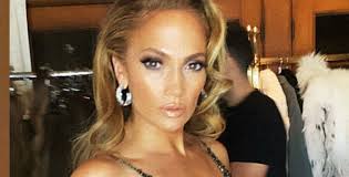 Звезда позировала на берегу моря в пикантном бикини. Dzhennifer Lopes Vylozhila Selfi V Bikini Buro