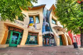 Fachleute geben ihnen tipps über das kann einer der ehegatten das haus nach der scheidung alleine behalten und den hauskredit alleine übernehmen?. The Crooked Haus Auf Die Helden Von Monte Cassino Strasse In Sopot Polen Lizenzfreie Fotos Bilder Und Stock Fotografie Image 59470531