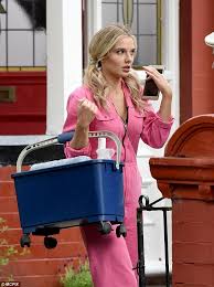 Actress helen flanagan, who played rosie webster in coronation street, is to return to the soap after five years. Oh Dear Rosie Webster S Window Cleaning Job Appears To Have Got Off To A Bad Start On Coronation Street As Helen Flanag Helen Flanagan Flanagan British Women