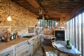 Une Cuisine Rustique Paree De Pierres Et De Bois Cuisine Rustique Cuisine Campagne Cuisine Campagne Chic