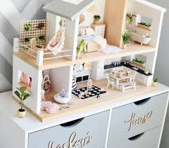 Epingle Par Roxane Lmc Sur Diy Maison De Poupee Moderne Meubles De Maison De Poupee Et Maison Barbie