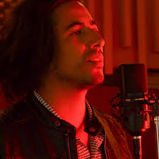 Cantante, locutor y productor musical.