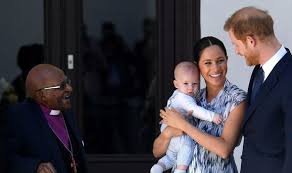 Prinz harry zeigt sich mit sohnemann auf neuem foto. Meghan Markle And Prince Harry To Release Photo Of Archie For First Birthday Royal News Express Co Uk