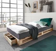 Palettenbett Mit Stauraum Aus Massiver Kiefer Unbehandelt Ganta Das palettenbett strahlt von seiner kreativität. palettenbett ganta
