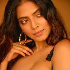 From her alluring photos in traditional saree to her sassy photos on bike, malavika is slowly becoming a trend setter. Malavika Mohanan Malavikam Twitter
