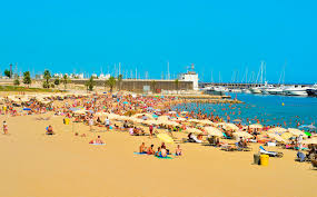 Het strand is als winnaar gekozen door onder andere de architectuur. Barceloneta Somorrostro Strand In Barcelona Spanien Redaktionelles Bild Bild Von Barceloneta Barcelona 24422645