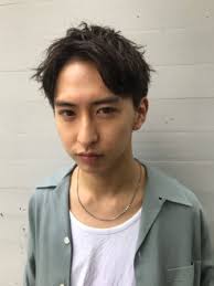 おでこが広いのが悩みという人は 実は多いんですよね 今回は おでこが広いのが悩みのメンズに向けたおすすめのヘアスタイルをご紹介 髪型 おでこ 広い 髪型 メンズ ヘアスタイル