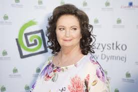 Założyła prężnie rozwijającą się fundację mimo wszystko, która zajmuje się ludźmi niepełnosprawnymi umysłowo i fizycznie. Anna Dymna Obchodzi Dzis 67 Urodziny Jak Sie Zmienila Od Poczatku Kariery Super Express Wiadomosci Polityka Sport