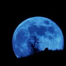 Malam bulan berendang, berwarna biru di cermin kali, mata air memancar, mengilap mata yang lama kabur. Bila Bulan Berwarna Biru Lyrics And Music By Arab Aidit Arranged By Orkid Harum