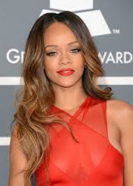 Rihanna Sac Modelleri Ve Sac Renkleri Rihanna Hairstyles Hair Styles Long Wavy Haircuts