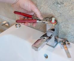 La pression créée par la remise en route vient de faire éclater mon flexible, il a cassé net. Fuites D Eau Les Bons Gestes En Cas De Fuite D Eau Avocotes Com