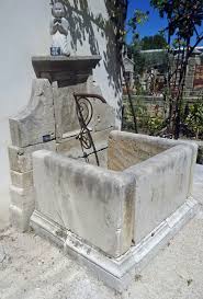 Cette Belle Composition Artisanale Est Une Belle Fontaine De Jardin En Pierres Anciennes Ideale Pour Parfaire Avec Images Fontaine Murale Materiaux Anciens Parement Mural