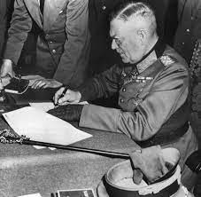 Mai er besteht auf einer sofortigen und bedingungslosen gesamtkapitulation. Kapitulation 1945 Niederlage Untergang Oder Befreiung Welt