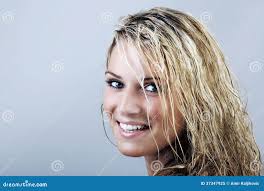 Rubio Bronceada Con El Pelo Mojado Y Una Sonrisa Preciosa Imagen de archivo 