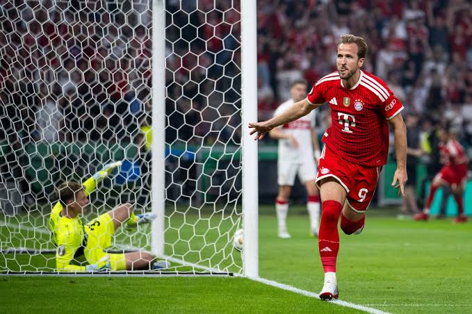 Harry Kane kämpft um den Ball während des Bundesliga-Spiels von Bayern München gegen VfB Stuttgart