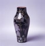 Het beschilderen van monumentale aardewerk vazen. Collectie Museum De Fundatie