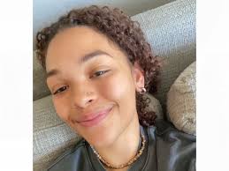 Naomi Stringer's Instagram, Twitter & Facebook