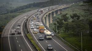Kejadian tersebut sempat membuat arus lalu lintas menuju jakarta menjadi terhambat. Imbas Longsor Polisi Rekayasa Lalin Di Tol Cipularang Besok