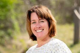 Kersverse wethouder bracht yogamat mee naar gemeentehuis. Judith Schram wil  rust terugbrengen in Castricum na roerige periode