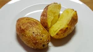 No podría ser otra cosa que unas ricas patatas asadas. Patatas Asadas Cocidas Al Horno Youtube