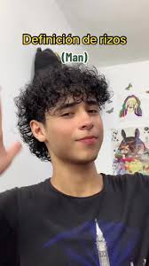 Definición y Cuidados del Cabello Rizado Masculino