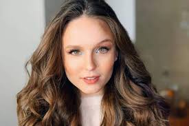 Larissa manoela faz tatuagem para 'modo avião': Larissa Manoela Aproveita Dia De Sol Para Renovar Bronzeado