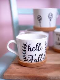 Lettering Auf Tassen Im Dekosamstag Wie Du Tassen Selbst Bemalst Ein Diy In 2020 Tassen Bemalen Tassen Lettering