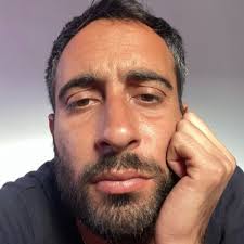 Καθώς οι Εύζωνες προχωρούν, αν σταθείτε σε στάση προσοχής, ο δεκανέας  αλλαγής (ο 1ος μπροστά) το πιθανότερο είναι πως θα χτυπήσει με το χέρι του  το όπλο. Αυτός είναι ένας κώδικας επικοινωνίας,