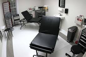 List of tattoo studios and their artists on tattoocloud.com. Tattoo Studio Interior Pesquisa Google Decoracao De Estudio Estudio De Tatuagem Interiores Comerciais