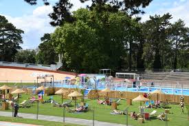 D'accès totalement libre et gratuit, au cœur du parc de la tête d'or, ce lieu de loisirs et de détente vous permettra de découvrir en famille les animaux, leurs modes de vie et leurs rapports à l'environnement mais aussi d'en savoir plus sur la situation des espèces et la menace qui pèse sur certaines d'entre elles. Piscine Ephemere Du Velodrome De La Tete D Or Ville De Lyon
