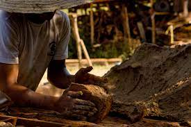 Artesão trabalhando com barro