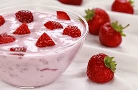 Panaskan susu murni di atas api kecil sambil terus diaduk selama 30 menit dan jaga agar susu tidak sampai mendidih supaya protein susu tidak rusak. Resep Yogurt 5 Langkah Membuat Yogurt Stroberi Di Rumah