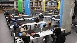 Ondokuz mayıs üniversitesi i̇letişim fakültesi gazetecilik bölümü öğrencilerinin bir kitapla başla sloganı ile duyurdukları şehit öğretmen şenay aybüke yalçın kütüphanesi projesi 14 haftalık yoğun çalışmalar sonucunda gerçeğe dönüştü ve düzenlenen açılış töreni ile hizmete girdi. Sehit Aybuke Ogretmenin Ismini Tasiyan Kutuphaneye Yogun Ilgi