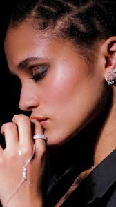 Affirmez votre style Subtilement Rock avec les créations iconiques Helena  Joy 🪩 #helenajoy #helenajoyjewelry #jewelry #diamond #diamant #whitegold  #orblanc #tennisnecklace #rivierediamant