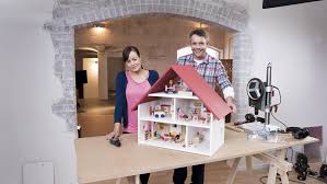 In caso di necessità si può sempre ricorrere alla linea verde di bosch, che fornisce strumenti economici ed un piccolo tutorial che mostra come realizzare un appartamento in miniatura. Casa Delle Bambole Diy Istruzioni Di Progetto Per Il Fai Da Te Casa Delle Bambole Case Delle Bambole Bambole Fai Da Te
