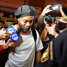 Im dezember unterschrieb ronaldinho einen neuen vertrag bei fluminense für zwei spiele im januar warum hat er das getan? Ex Fussballstar Ronaldinho Ist Nach Fast Einem Halben Jahr Wieder Auf Freiem Fuss Stern De