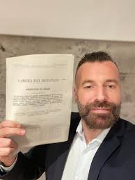Scopriamo insieme cosa prevede la legge e come sta andando la campagna social. Alessandro Zan Legge Contro L Omofobia Alla Camera Dal 31 Marzo Ecco Cosa Prevede Il Testo