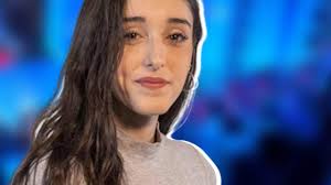 Giulia Stabile beccata così nei camerini di Amici: abbracci e sorrisi  complici con lui - SFILATE