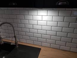 Le blanc brillant sur votre mur intérieur s'intègre parfaitement dans une décoration rétro ou épurée. Carrelage Metro Blanc Joint Noir Art Du Carrelage Facebook