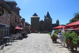 Kyero è un portale immobiliare francese, con una vasta gamma di case da agenti immobiliari leader in francia. Histoire Qui Se Cache Derriere Les Noms Des Rues De Fougeres La Chronique Republicaine