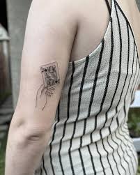 While the hidden meaning is not in the mind of everyone, who possesses a queen of spades tattoo, many women wear it as a signal that they are sexually attracted to black men. Fine Line Queen Of Spades Tattoo On The Tricep