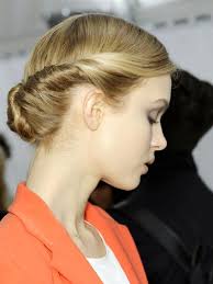 Coiffures de fêtes pour les cheveux longs cette technique de bouclage s'applique à toutes les coiffures, qu'elles soient courtes ou milongues. Coiffure Ultra Simple Cheveux Mi Long Beaux N